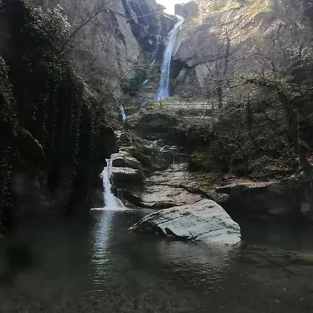 Musses Kókkinon Nerón